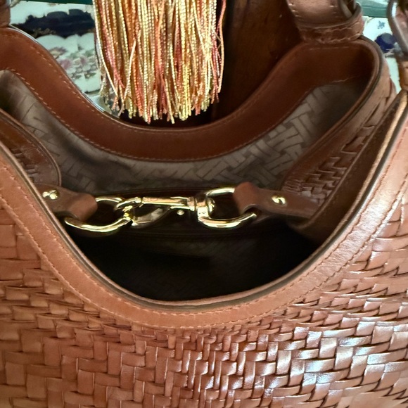 Genevieve Weave large triangle tote - Picture 8 of 12